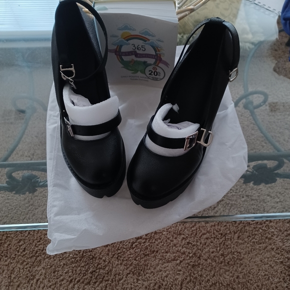 Shoes - Picture 2 of 4